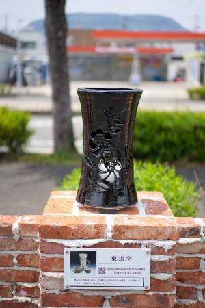 佐賀「武雄温泉物産館」が国道34号線沿いの外構部に伝統陶芸“武雄焼”のランプシェードを設置