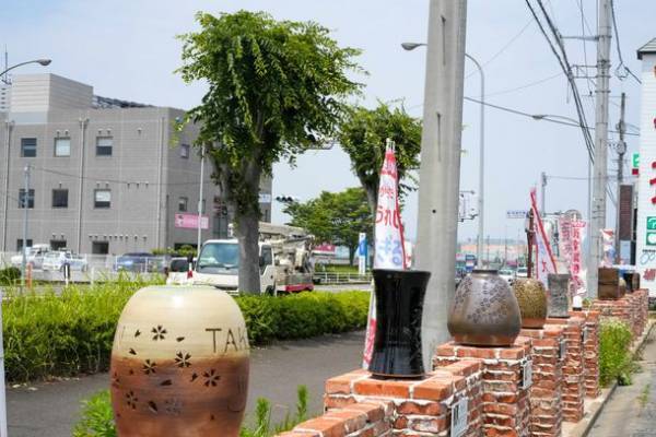 佐賀「武雄温泉物産館」が国道34号線沿いの外構部に伝統陶芸“武雄焼”のランプシェードを設置