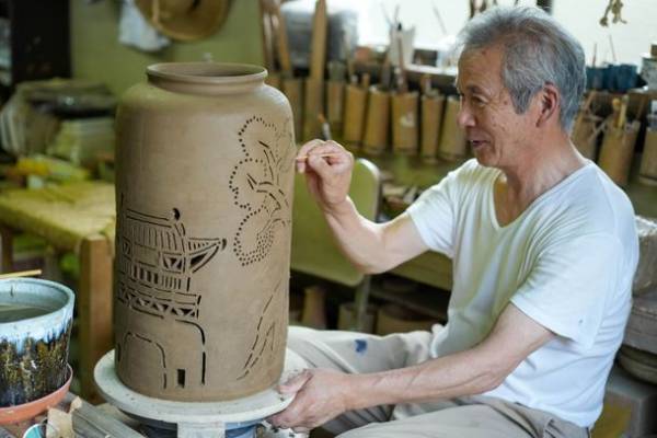 佐賀「武雄温泉物産館」が国道34号線沿いの外構部に伝統陶芸“武雄焼”のランプシェードを設置