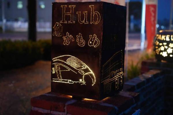 佐賀「武雄温泉物産館」が国道34号線沿いの外構部に伝統陶芸“武雄焼”のランプシェードを設置