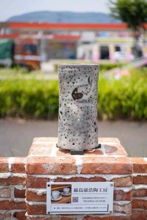 佐賀「武雄温泉物産館」が国道34号線沿いの外構部に伝統陶芸“武雄焼”のランプシェードを設置