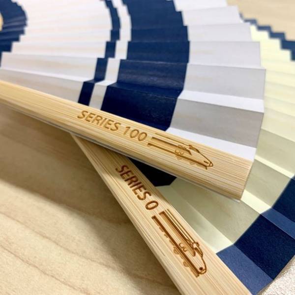 東海道新幹線100系ラストラン20周年記念　京都の老舗扇子専門メーカーとコラボしたオリジナル扇子や100系食堂車メニュー表付きカレーなど、JRCPオンラインショップで7月5日(水)に新発売