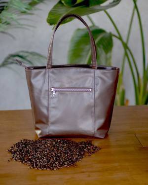 廃棄コーヒー豆が原料のヴィーガン素材「コーヒーレザー」　お手入れ簡単でより天然皮革に近い見た目の人工皮革を開発