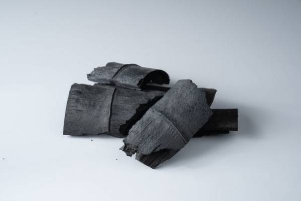 和紙のような手触りと水墨画のような濃淡が特徴の竹炭染めレザーを8月1日発売！