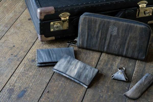 和紙のような手触りと水墨画のような濃淡が特徴の竹炭染めレザーを8月1日発売！