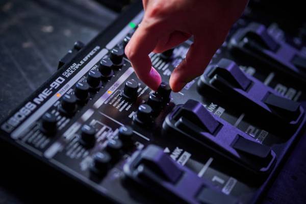 コンパクト・エフェクターの直感的な操作性と「GT-1000」譲りのプロ・クオリティのサウンドを備えるマルチ・エフェクターを発売