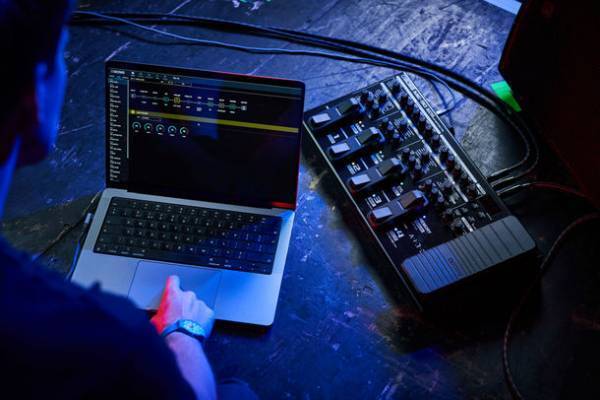 コンパクト・エフェクターの直感的な操作性と「GT-1000」譲りのプロ・クオリティのサウンドを備えるマルチ・エフェクターを発売