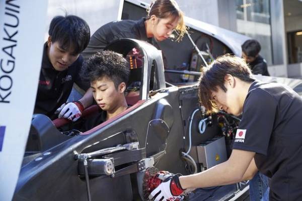 工学院大学ソーラーチームが、世界初の新技術を搭載したソーラーカー「Koga」を公開