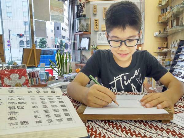 お子様の自由研究に最適な体験イベント「親子でワクワク 古代文字で自分の名前を書いてみよう！」を御徒町・中野・南千住のはんこ専門店で実施