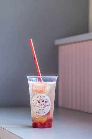 熱海の“ビル一棟まるごと”いちごスイーツ専門店から今年はとことん「いちご感」にこだわったいちご尽くしの真っ赤なかき氷が7月10日(月)から新登場！
