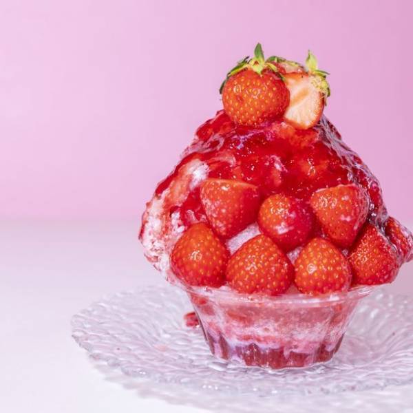 熱海の“ビル一棟まるごと”いちごスイーツ専門店から今年はとことん「いちご感」にこだわったいちご尽くしの真っ赤なかき氷が7月10日(月)から新登場！