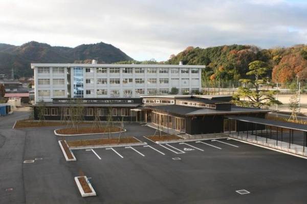 ラサーナ、広島・大崎海星高等学校との共同開発製品『ラサーナ 海藻 バス オイル 甘夏(あまなつ)の香り』を7月24日から工場見学来場者への無料体験企画品として提供開始