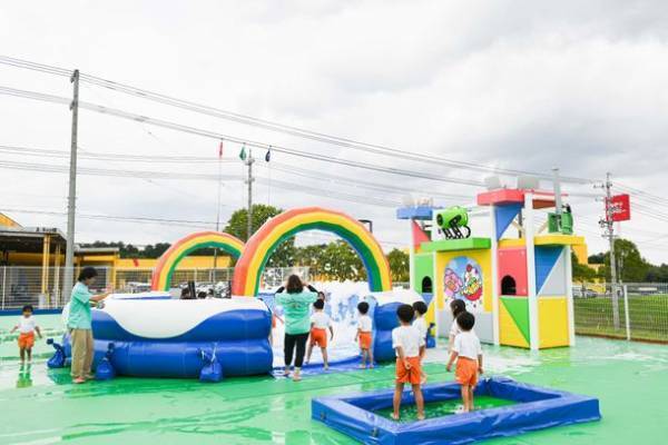 ベビースターラーメンテーマパーク“おやつタウン”夏イベント「はちゃめちゃキッズパラダイス」記者発表会を7月13日に実施　2023年CMキャラクター『ブラックマヨネーズ 小杉竜一』出演！