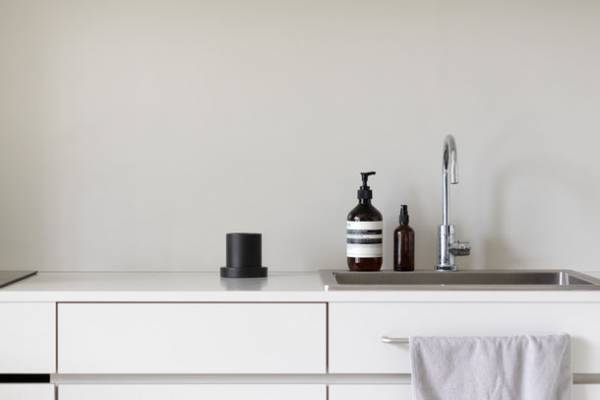 デザイナーが正直にカタチにするブランド「LIFEWORKPRODUCTS」から暮らしの道具を収納できるペンスタンドを7月17日よりオンラインストアにて発売