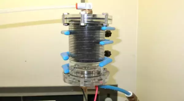 工学院大学研究成果を活用して開発されたオゾン水生成装置が、ノーリツの最新給湯器に搭載。ふろ配管を除菌し、排水口に溜まる水のニオイも抑制。