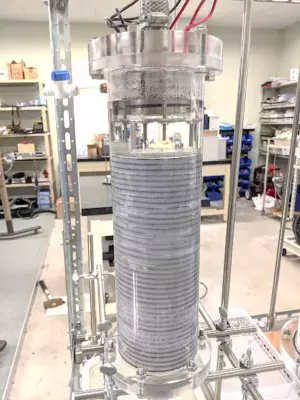 工学院大学研究成果を活用して開発されたオゾン水生成装置が、ノーリツの最新給湯器に搭載。ふろ配管を除菌し、排水口に溜まる水のニオイも抑制。