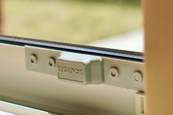 窓を開けて換気しながら施錠可能な防犯二重ロック「LEGLOCK」が7月14日よりMakuakeにて販売開始