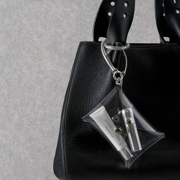 4方向から出し入れ可能な「クリアポーチ」　大人の夏をスタイリッシュに演出する手のひらサイズが7月発売