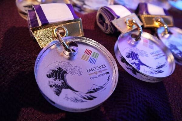 「国際数学オリンピック日本大会(IMO2023)」で日本数学検定協会が受賞者に「銀メダル」を授与