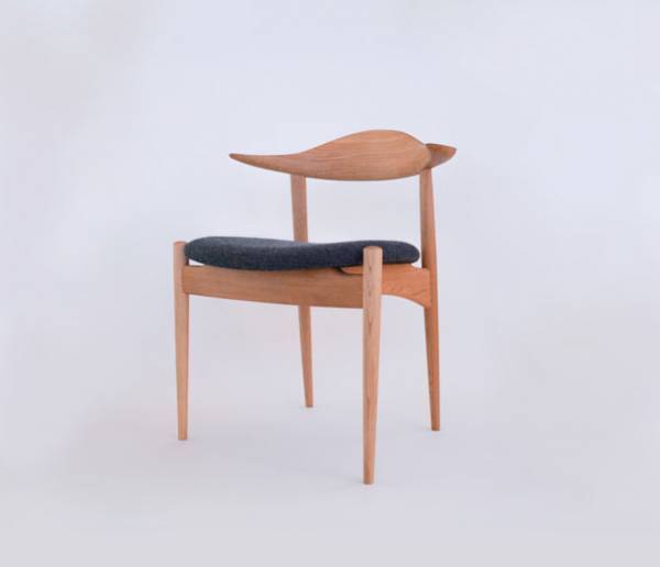 飛騨高山の木工房・オークヴィレッジが創立50周年の新作として『Swallowセミアームチェア』を8月1日(火)に発売