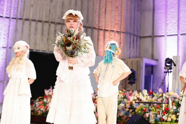 〜きゃりーぱみゅぱみゅの世界観を花とみどりで体現〜『祝・日比谷野音100周年きゃりーぱみゅぱみゅ Special Live 2023 - Midnight Sun -』に協賛。7月15日（土）に開催されたライブの、ステージ装飾、及びステージフラワーアイテムを日比谷花壇がプロデュースしました。