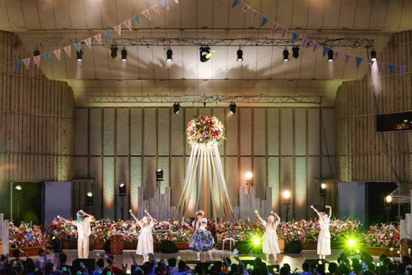 〜きゃりーぱみゅぱみゅの世界観を花とみどりで体現〜『祝・日比谷野音100周年きゃりーぱみゅぱみゅ Special Live 2023 - Midnight Sun -』に協賛。7月15日（土）に開催されたライブの、ステージ装飾、及びステージフラワーアイテムを日比谷花壇がプロデュースしました。