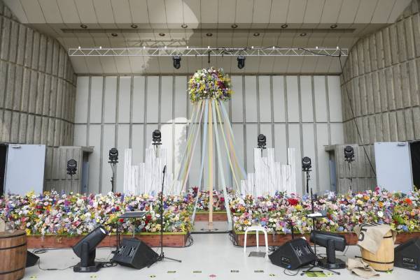 〜きゃりーぱみゅぱみゅの世界観を花とみどりで体現〜『祝・日比谷野音100周年きゃりーぱみゅぱみゅ Special Live 2023 - Midnight Sun -』に協賛。7月15日（土）に開催されたライブの、ステージ装飾、及びステージフラワーアイテムを日比谷花壇がプロデュースしました。