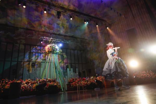 〜きゃりーぱみゅぱみゅの世界観を花とみどりで体現〜『祝・日比谷野音100周年きゃりーぱみゅぱみゅ Special Live 2023 - Midnight Sun -』に協賛。7月15日（土）に開催されたライブの、ステージ装飾、及びステージフラワーアイテムを日比谷花壇がプロデュースしました。