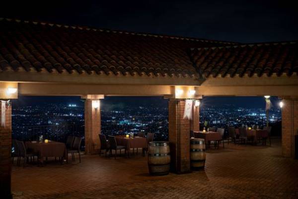 夏の夕暮れと夜景が広がる特別席　テラスで楽しむ「トワイライトディナー」の販売開始！フルーツパーク富士屋ホテル