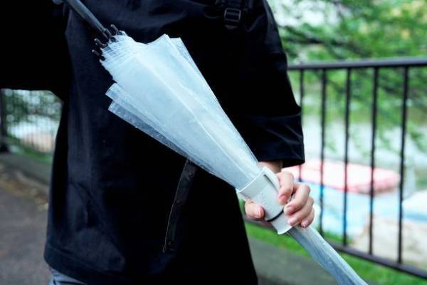 傘の日の両手を自由に！リュックやランドセルに取付可能な「傘ホルダーCasash+」Makuakeにて先行販売開始　自転車のときも傘ホルダーとして使える便利グッズ