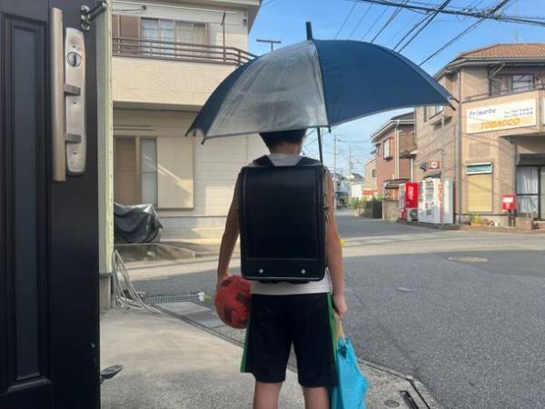 傘の日の両手を自由に！リュックやランドセルに取付可能な「傘ホルダーCasash+」Makuakeにて先行販売開始　自転車のときも傘ホルダーとして使える便利グッズ