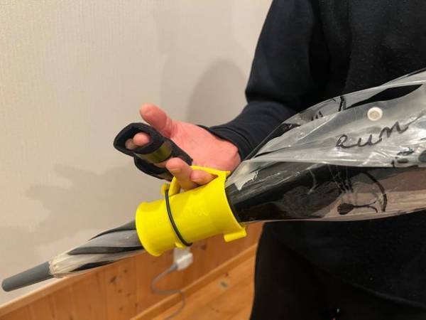 傘の日の両手を自由に！リュックやランドセルに取付可能な「傘ホルダーCasash+」Makuakeにて先行販売開始　自転車のときも傘ホルダーとして使える便利グッズ