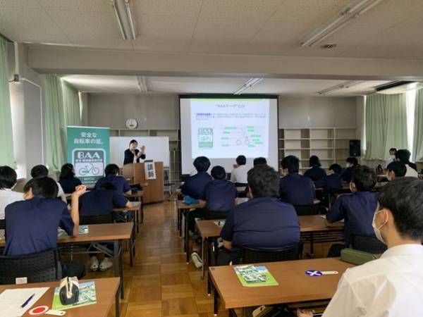 ＜自転車の安全利用促進委員会レポート＞ヘルメットの重要性や安全利用するためのルールについて講演　山梨県立高等支援学校桃花台学園の全校生徒約110名が自転車の安全について学ぶ「交通安全教室」を開催