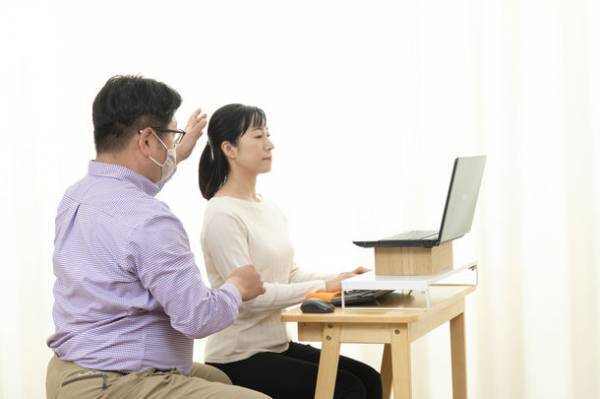 デスクワーカーの座位姿勢測定＆仕事のパフォーマンスアップを図る企業向け講演会「姿勢シャキポン」2023年8月4日より提供開始