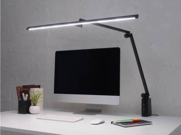 約80cmのワイドセードで広範囲を明るく照らす「ワイドLEDデスクライト」が9月上旬に発売！