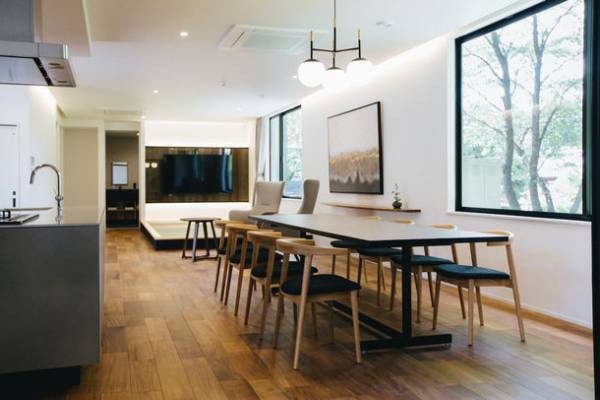 森に囲まれた貸別荘＆カフェ「TEF TANIGUMI」1周年！岐阜にゆかりあるゲストを招いた特別内覧会を実施　隣接の根尾川谷汲温泉は入泉料半額のスペシャルデー