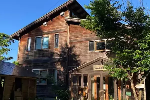 絵本に登場する“ローズチキン”の再現メニューが登場！岐阜のカフェ「森の自然学校」にて限定100食で提供