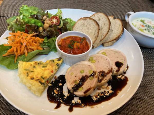 絵本に登場する“ローズチキン”の再現メニューが登場！岐阜のカフェ「森の自然学校」にて限定100食で提供