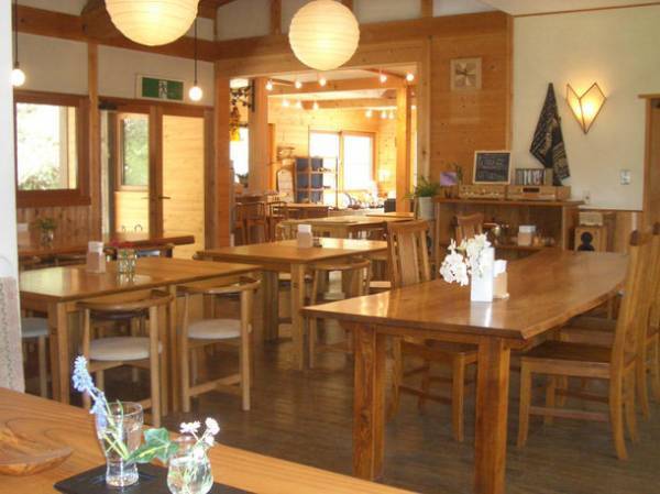 絵本に登場する“ローズチキン”の再現メニューが登場！岐阜のカフェ「森の自然学校」にて限定100食で提供