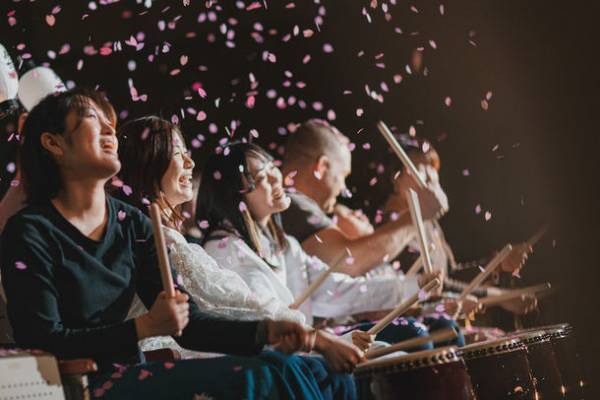 劇団わらび座の参加型ノンバーバルステージ「祭シアター『HANA』」が8月4日から公演スタート　劇場が一つになる東北6大祭りのスペクタクル