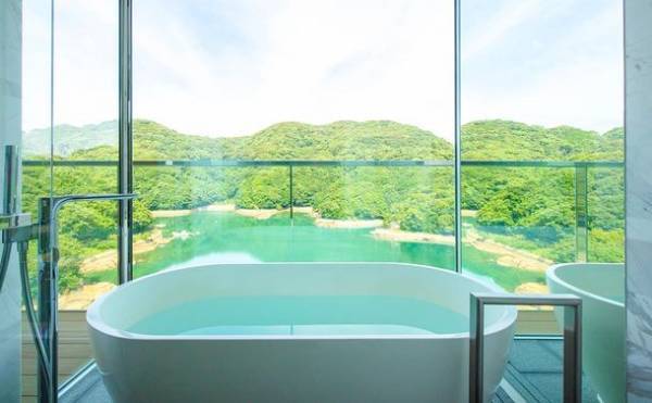 オリーブベイホテル 10周年記念　日本では限定10本しかない最高級シャンパンとスイートルームでラグジュアリーな1日を体験いただける1泊330万円の宿泊プランを1組限定(4名様まで)で販売開始