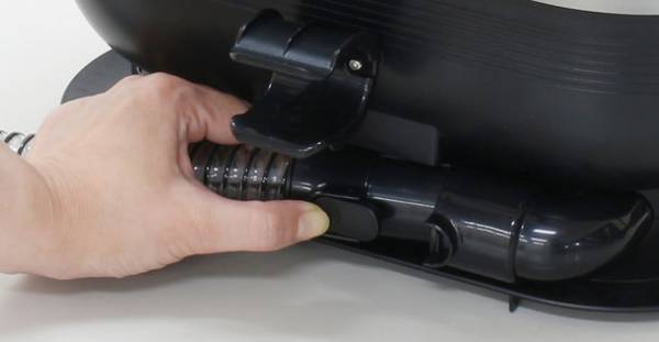 最大加熱約60℃のヒーターを搭載したお湯の力で布製品のしつこい汚れを落とす加熱式カーペットクリーナーを8/22より発売