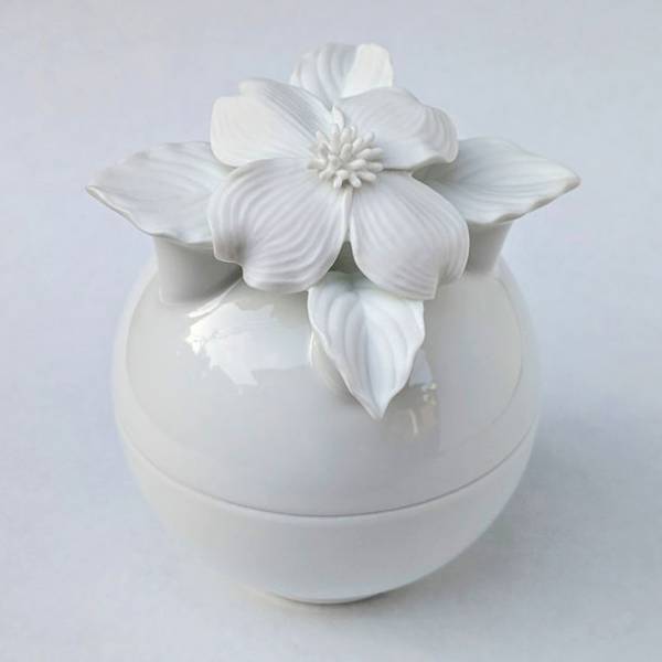 磁器彫刻作家が生み出す、お手元供養分骨のミニお骨壷「さくら」「はなみずき」「わすれなぐさ」が造形美を増してリニューアル販売