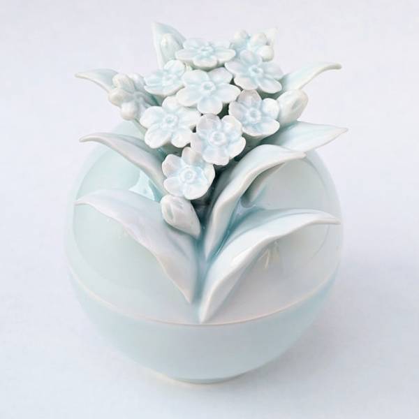 磁器彫刻作家が生み出す、お手元供養分骨のミニお骨壷「さくら」「はなみずき」「わすれなぐさ」が造形美を増してリニューアル販売