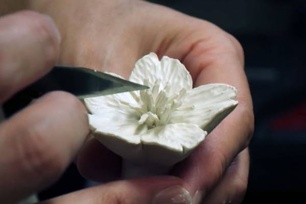 磁器彫刻作家が生み出す、お手元供養分骨のミニお骨壷「さくら」「はなみずき」「わすれなぐさ」が造形美を増してリニューアル販売