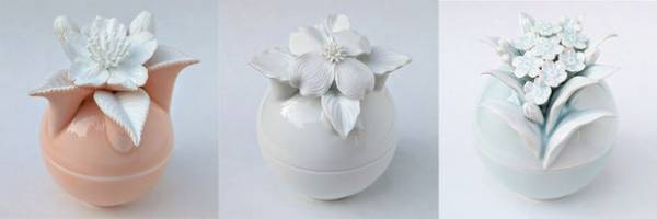 磁器彫刻作家が生み出す、お手元供養分骨のミニお骨壷「さくら」「はなみずき」「わすれなぐさ」が造形美を増してリニューアル販売