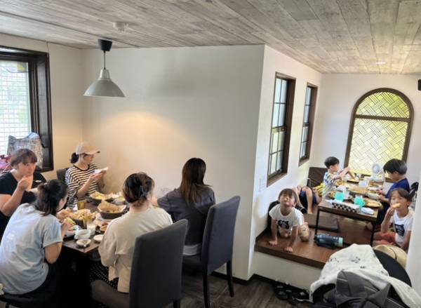 ネパール料理店が開店前の店内を小学生の勉強場所に無料開放　夏休みに子どもにもワーケーションを！「カレー寺子屋」開催