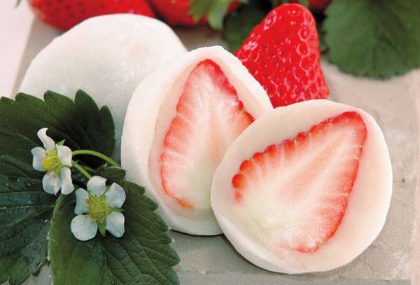 1日8,000個販売する行列必至の伊豆名物“いちご大福”がリニューアル発売！食べるだけじゃない！飲むいちご大福！