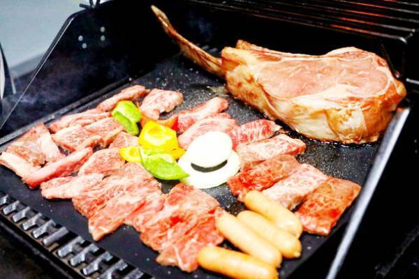 【 沖縄 ダイナソー BBQ PARK 】では、お得な《BBQ・焼肉食べ放題、飲み放題プラン》を8月25日(金)よりスタート！