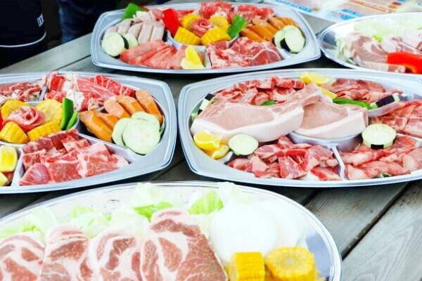 【 沖縄 ダイナソー BBQ PARK 】では、お得な《BBQ・焼肉食べ放題、飲み放題プラン》を8月25日(金)よりスタート！